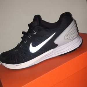 New w/out tags women’s Nike shoes. Size 9.